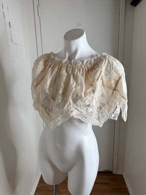 En Saison VRG GRL Cream Embroidered Lace Off-The-Shoulder Cropped Bolero Top